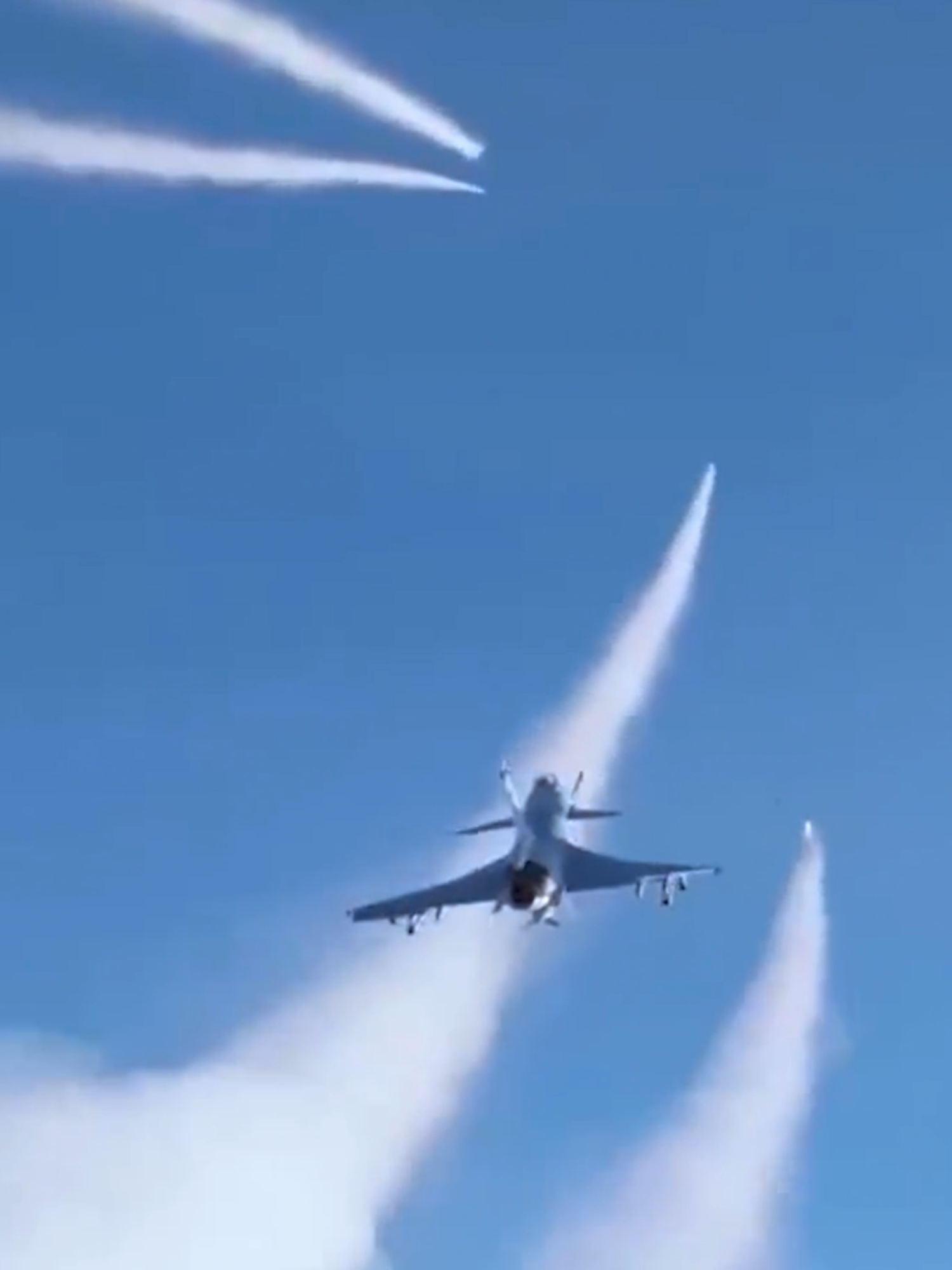 Bloomberg ៖ យន្តហោះចិន J-10C របស់ប៉ាគីស្ថាន បាញ់ទម្លាក់យន្តហោះឥណ្ឌា ៧គ្រឿង