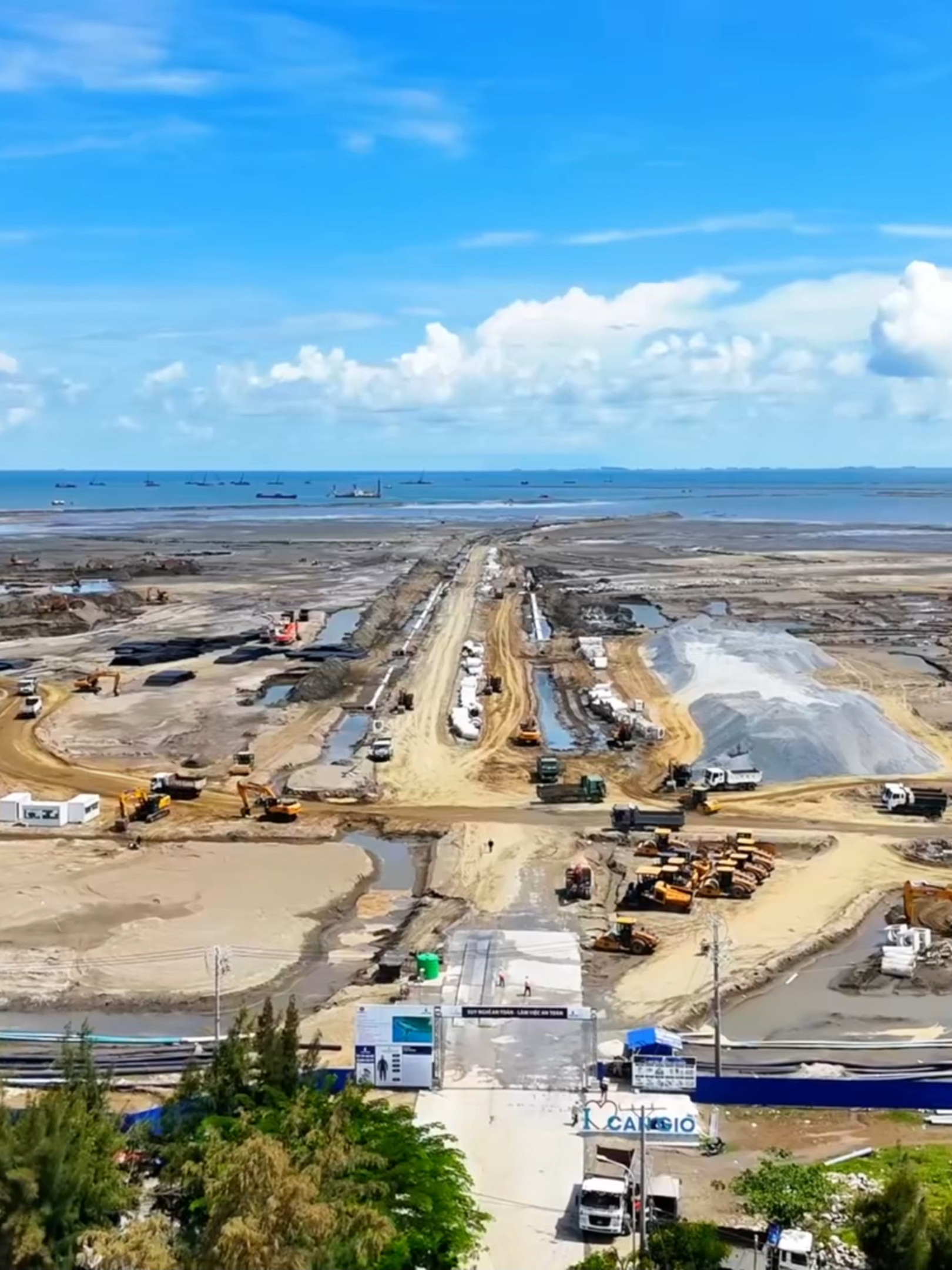 🏗 Hàng nghìn công nhân ngày đêm thi công – Vinhomes Green Paradise tăng tốc thần tốc tháng 10/2025! Tháng 10/2025, siêu dự án Vinhomes Green Paradise Cần Giờ đang bước vào giai đoạn tăng tốc thi công hạ tầng và san lấp quy mô lớn. Từ trên cao có thể thấy: 📍 Toàn khu vực hơn 2.870 ha đang dần hình thành mặt bằng, các tuyến giao thông nội khu được mở rộng và định hình rõ rệt. 📍 Khu vực phân khu giai đoạn 1 đang được san nền, chuẩn bị cho hạng mục hạ tầng kỹ thuật và khu nhà mẫu. 📍 Các khu vực tiếp giáp biển được gia cố, chuẩn bị cho hồ biển nhân tạo và bến du thuyền trung tâm – biểu tượng mới của đô thị biển Việt Nam. Với sự hiện diện của Vingroup và đối tác F1 Đông Dương Realty, tiến độ dự án được đảm bảo chặt chẽ – hứa hẹn tạo nên biểu tượng đô thị biển đầu tiên tại TP.HCM. 👉 Theo dõi để cập nhật toàn cảnh công trường tỷ đô và cơ hội đầu tư sớm nhất giai đoạn 1. #VinhomesGreenParadise #VinhomesCanGio #TienDoThang10 #TienDoDuAn #DongDuongRealty #CanGio2025 #SieudoThiBien #Vingroup #BookingF1 #DauTuThongThai