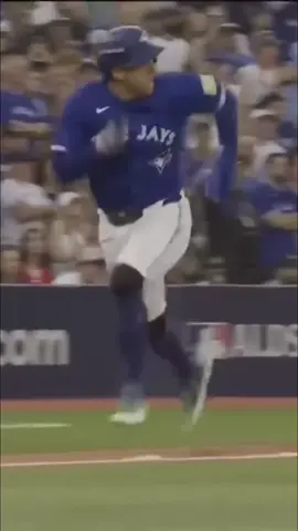 Alejandro Kirk's on fire! 🔥 Two home runs in one game? This man could be unstoppable! Plus, a new pitching ace might be on the rise. #baseball #MLB #bluejays #homerun #sports #pitching