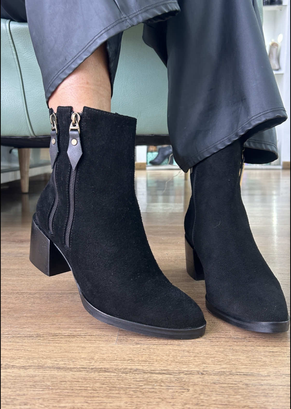 👢 Yara o Colmenares 👠 Dos estilos, dos actitudes… ¿Cuál va contigo? 💕 Escríbenos en los comentarios cual es tu favorita  Visítanos  📍Cra 56 # 4a-69 barrio Galán  📌CC plaza aventura calle 130 # 58-20 local 142 📞 (+57) 322 680 4920 #estilofemenino #tendencia #botinesnegros #shoesdonicetty  #creatorsearchinsights 