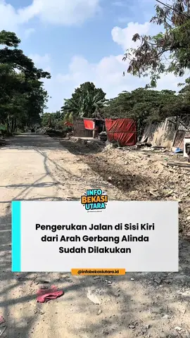 Dari arah gerbang Alinda, pengerukan jalan juga dilakukan untuk menambah lebar row jalan. Terlihat galian tanah sudah menganga hasil dari pengerukan ekskavator. Selasa (7/10/2025). #infobekasiutara  #kaliabangtengah #bekasiutara  #bekasi #infolalin  