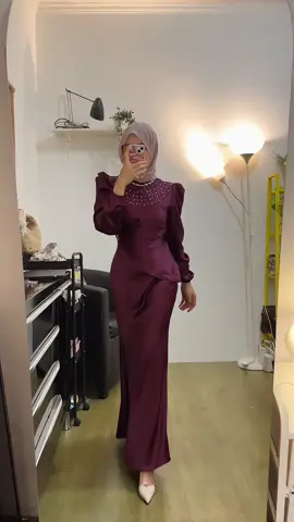 Pesona warna burgundy yang selalu berhasil mencuri perhatian 🍷 Tampil anggun dan berkelas tanpa perlu banyak sentuhan ✨ #FashionInspo #outfitinspiration #DressIdeas #OOTD #PromoGuncang1010 