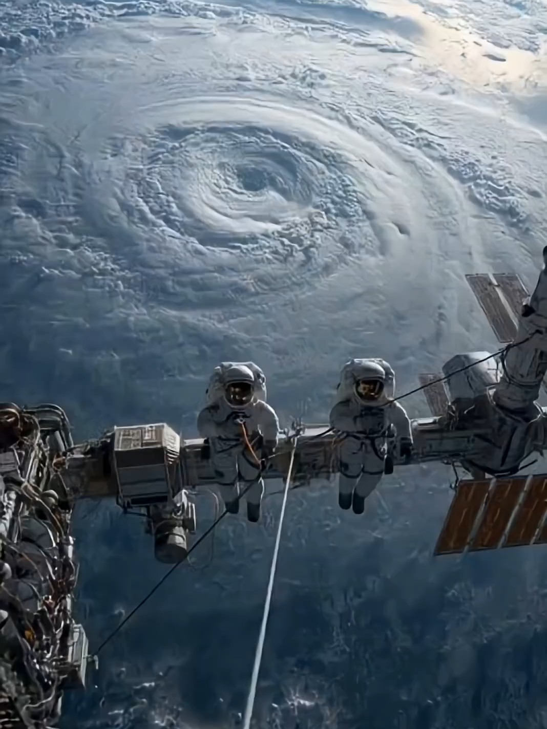 An astronaut's terrifying view of a hurricane from the #SS.#iss #aivideo#space