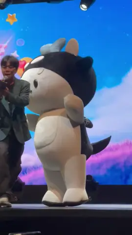 ngetawain MCnya yg ngomong ke guinzly selalu pake inggris soalnya klo g gitu dia gak ngerti 😭😭😭 #jossgawin #josswayar #gawincaskey #guinzly  #GMMTVFANIVAL 