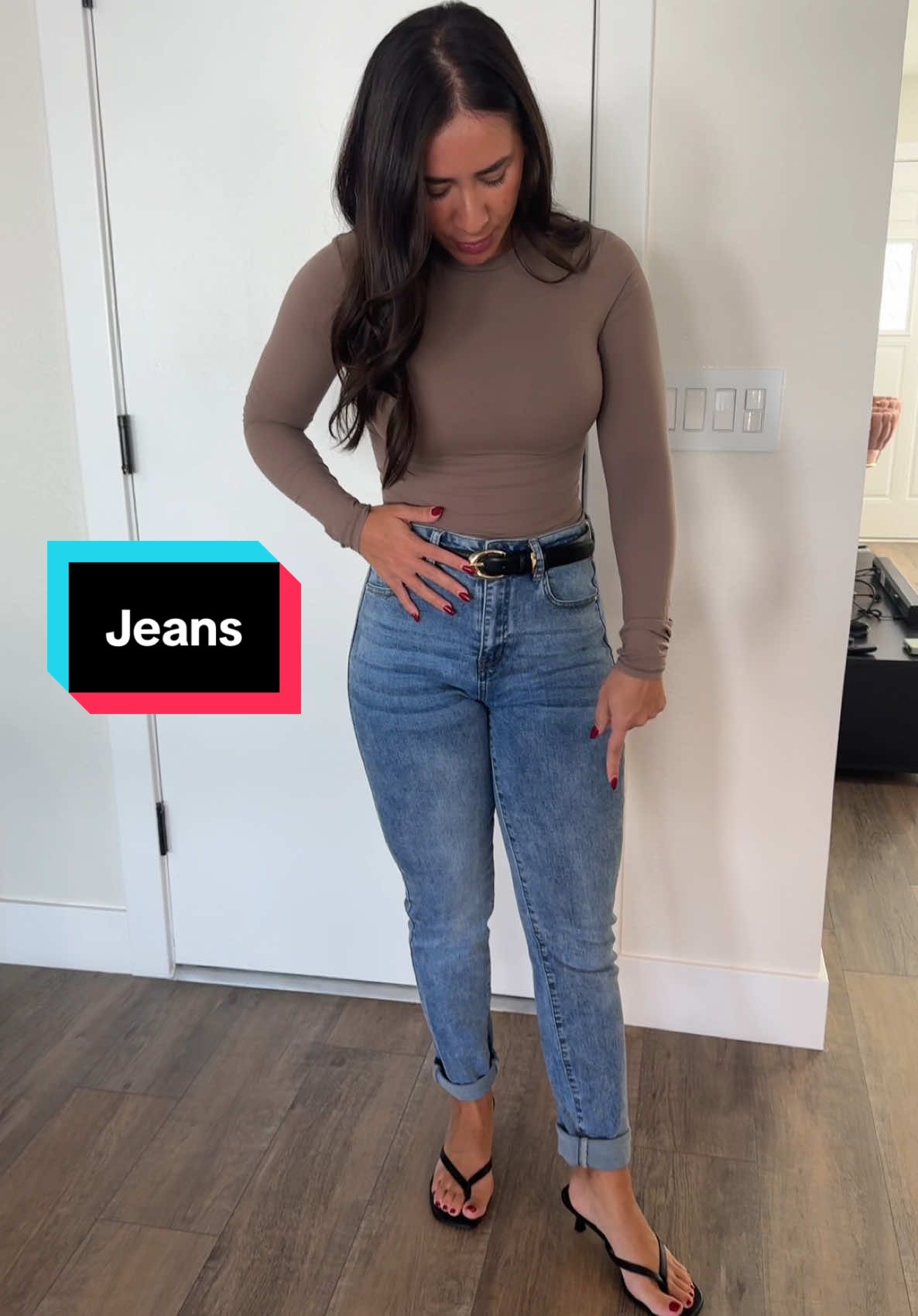 These high waisted jeans are stylish and comfortable🫶🏻✨ love the wash color! #jeansforwomen #jeansrecommendation #jeansoutfit #highwaistedjeans #jeanshaul 