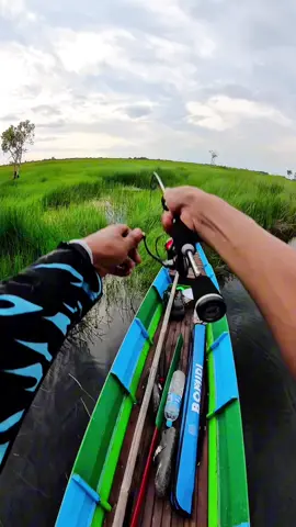 Hah apa ? Lue gak mancing ? Mancing lah ! Pakai peralatan pancing dari seahunter! #mancing #memancing #memancingikan #orangmancingikan #castinggabus 