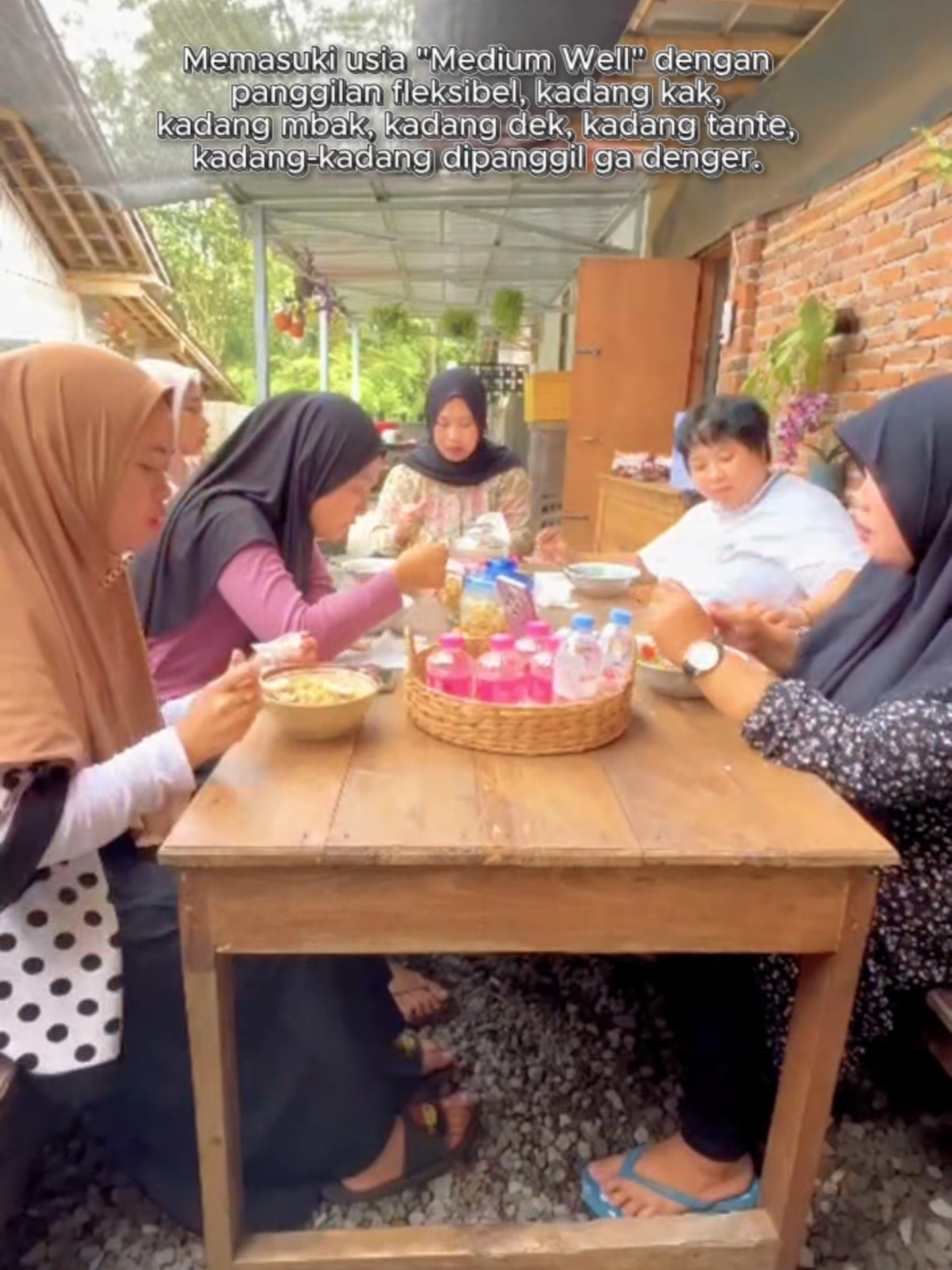 Emang unik ya kadang dipanggil kak kadang bu, hehehe #officeday #officelife #worklive #ngantordidesa #slowliving