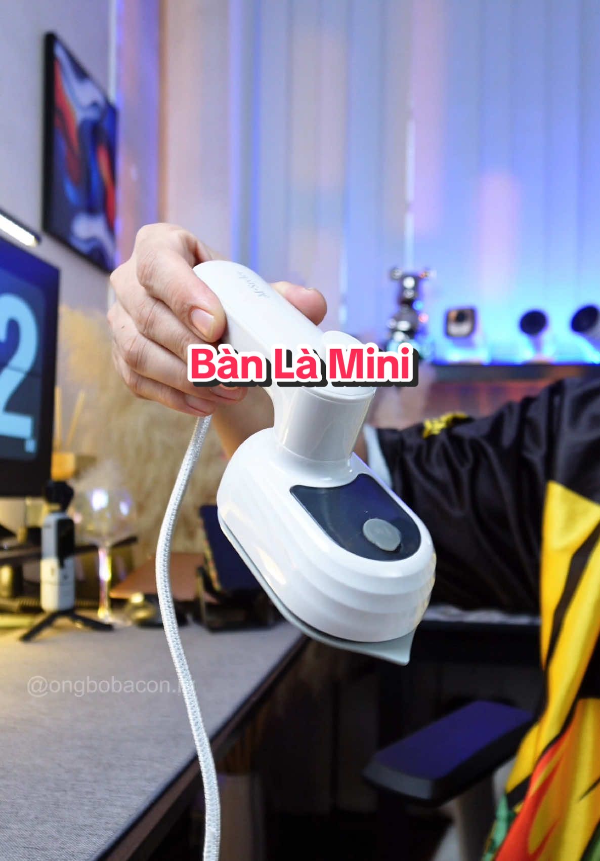 Bàn là mini có tích hợp phun ẩm nhỏ gọn tiện lợi để mang đi du lịch, đi công tác #ongbobaconreview #LearnOnTikTok 