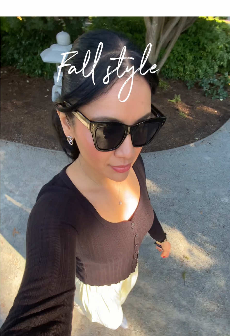 Golden sunshine, soft tones, and cozy walks 🍂☀️ Styling a light yellow skirt with silver flats for that effortless fall aesthetic, perfect for a warm autumn day in the park surrounded by blooms 🌼✨ #FallStyle #OOTD #FallOutfitInspo #AutumnVibes #CapCut 