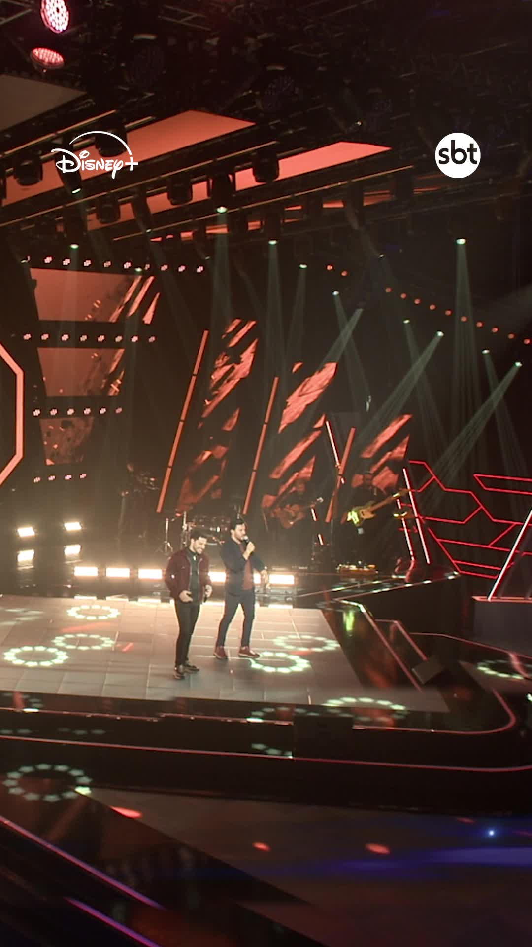 #Audições - Que moral! 🤠 A dupla @andreeluizotavio colocou o palco do #TheVoiceBrasil para tremer e conquistou os 4 técnicos! A energia foi tão contagiante que Matheus e Kauan viraram a cadeira do jeito mais descontraído possível. A dupla agora faz parte do #TimeMeK e promete agitar a competição! ✨