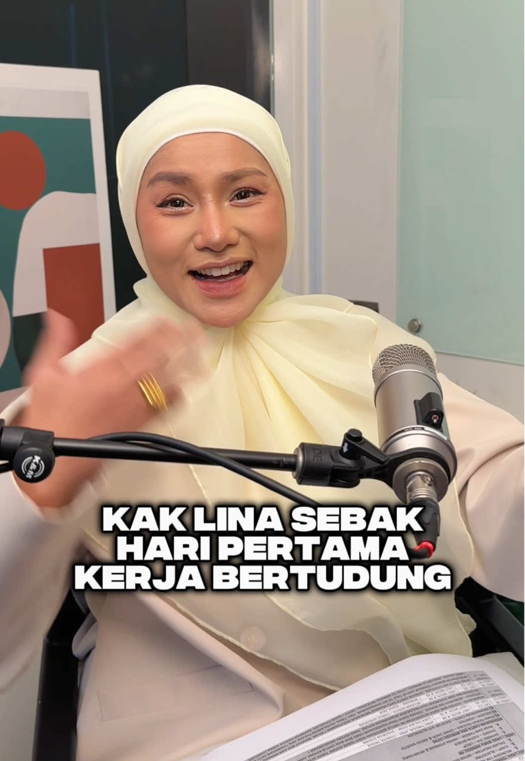 Kak Lina sebak hari pertama kerja bertudung selepas kemunculannya di Kilauan Emas 🥺 Lawanyaaa Kepom!!! Korang doakan Kak Lina okay 🫶🏻 #sharERA #ERARadioNo1PalingLegit