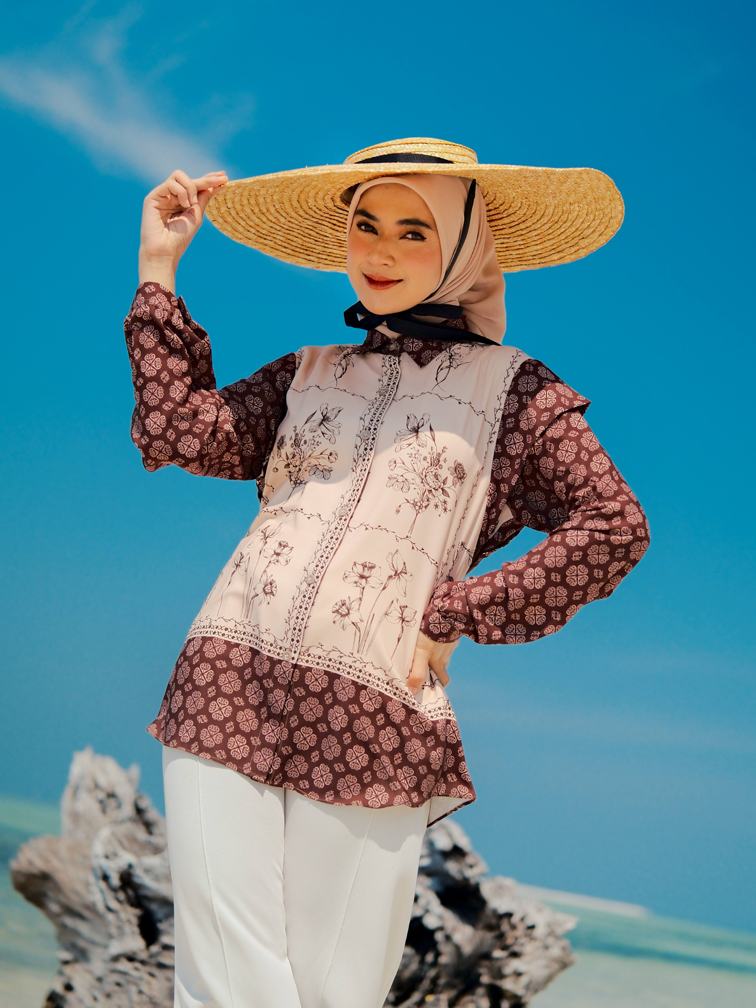 KIMORA BLOUSE SILK PREMIUM PRINTING Size                                     : M /L/XL/XXL Lingkar dada 	                    : 98/104 /110/120 cm Panjang Baju                      : 70 cm Panjang Lengan                 : 56 cm Kerung lengan                    : 48/50/55/58 cm Bahan: Catoon Silk Premium (bahannya licin, ringan dan sedikit mengkilat tetapi ada campuran catoon yang membuatnya lebih adem, tidak menerawang, sangat cocok di pakai pada kegiatan formal dan casual) Warna: Black, Berry & Dark Brown #fyppppppppppppppppppppppp #fypツ #like #f #gajiansale #atasanterbaru #masukberandafyp #masukfyp