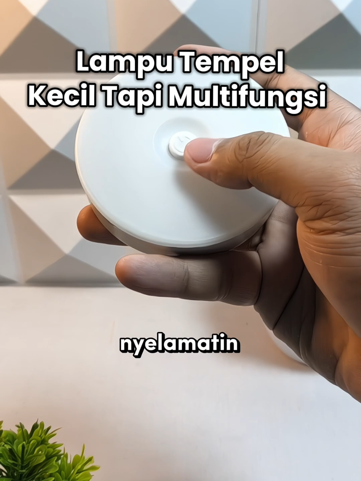 Lampu tempel portable, barang sekecil ini bisa jadi penyelamat pas mati listrik. Bisa ditempel di mana aja pakai 2 magnet bawaan. #lamputempel 