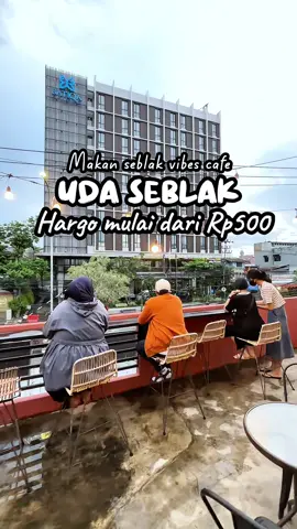 Wong palembang ado seblak prasmanan yang lemak vibes ala cafe, tempatnyo bagus pas nian untuk nongkrong bareng kawan keluargo dan pasangan, “UDA SEBLAK” Seblak prasmanan uda ini ado di yengah kota yang topingnyo mulai dari 500 view nyo cantik nian ado di lantai 2 jadi biso jingok jalan dengan pemandangan kota,  Yang unik disini seblaknyo ado 3 pilihan kuah, kuah ori, tomyam samo kuah asempade ala uda wah mantap nian , Selain seblak ado jugo aneka cemilan lainnyo aneka sate, aneka mie pisang ciklat keju dan lain2 ado jugo aneka minuman, panas dingin ado galo, Jadi untuk kamu yang nak nongkrong sambil nyeblak kesini bae 📍Lokasinyo ado di jl, kapt Arivai pas di sebrang hotel batiqa, di lantai 2 talalok ⏰buka dari jam 3sore sampe jam 11malem #seblak #seblakprasmanan #pisang #kopi  #CapCut 