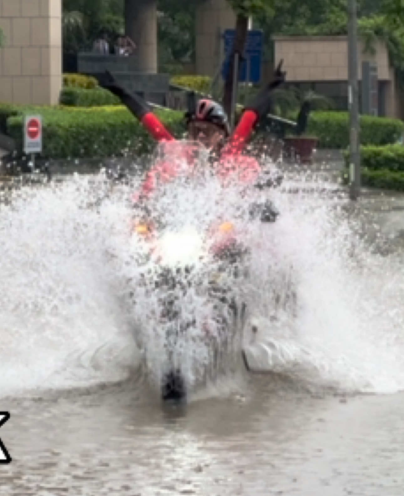 2 bố con mặc quần áo siêu nhân, tự tin thể hiện màn chạy phân khối lớn 