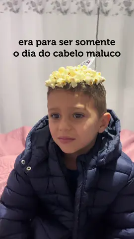 (obs: eu vi a ideia aqui no tiktok mesmo, e usei exatamente a mesma cola que uma moça tinha usado, porém a minha experiência não foi das melhores🥲) #cabelomaluco #creche #semanamaluca 