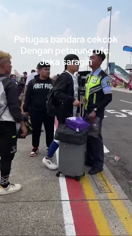 Untuk kronologi nya nnti aku ceritain ya, karena ini pesawat kami masih delay udah 5 jam Kalian komen2 dulu @Jeka Saragih #fyp #jekasaragih #UFC #masukberandafyp 
