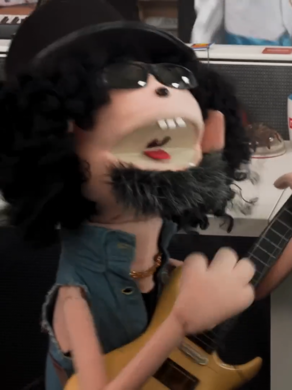 La nostalgia nos invadió: 31 Minutos en Tiny Desk ¿Qué te pareció el Tiny Desk de 31 Minutos? La banda de  títeres chilena la rompió y nos hizo viajar en el tiempo. ¡Déjanos tu opinión en los comentarios!  #Musica #ChileanMusic #Reaccion #Trending
