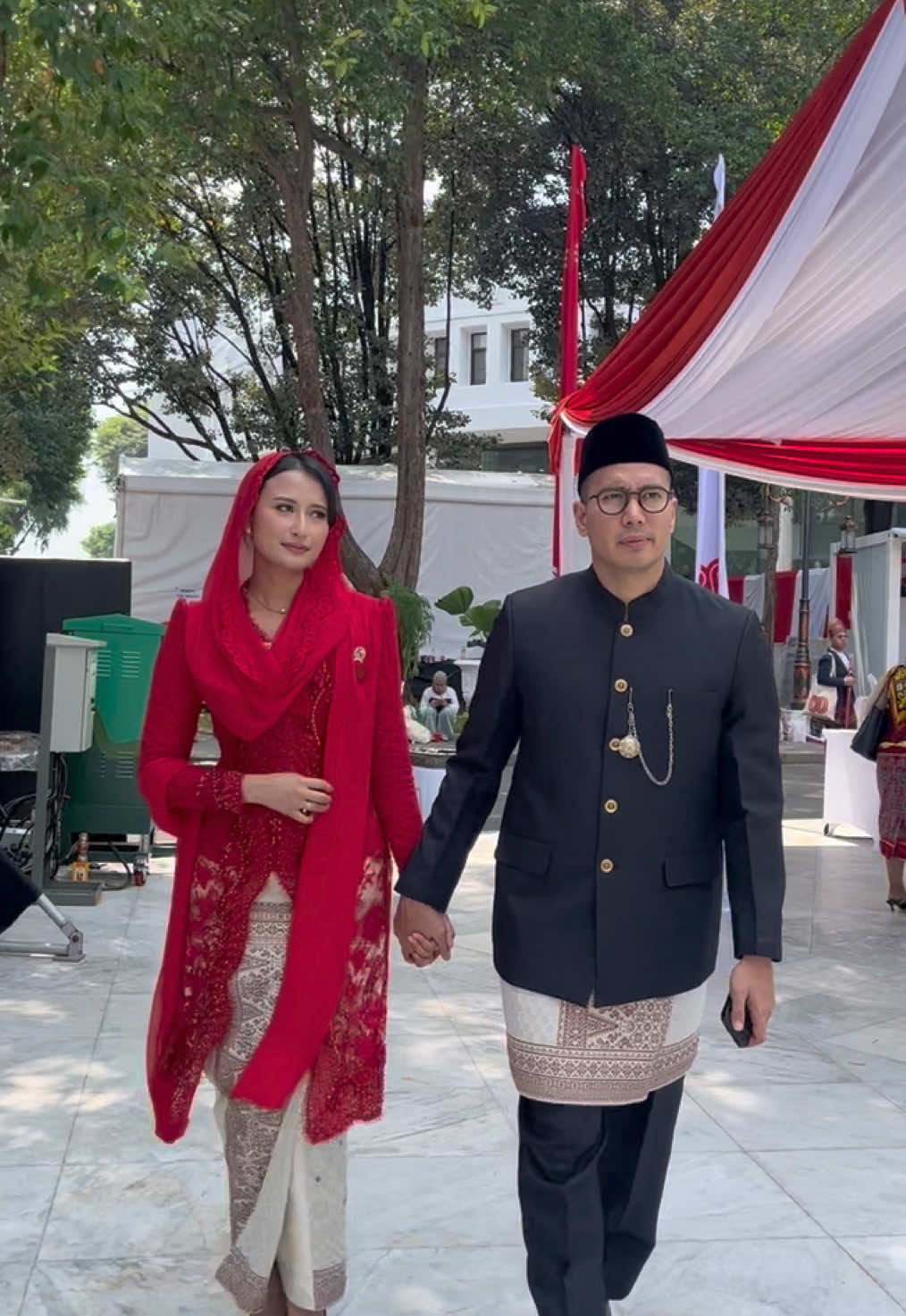 Latepost kegiatan Bu Wamen saat menghadiri Upacara Peringatan Detik-detik Proklamasi, 17 Agustus 2025 di Istana Negara. Berbalut kebaya berwarna merah Bu Wamendag Roro Esti melangkah dengan penuh keberanian, optimis, dan semangat Kemerdekaan! 🇮🇩 #dyahroroesti #wakilmenteriperdagangan #kabinetmerahputih #hutkemerdekaanindonesia #merdeka 
