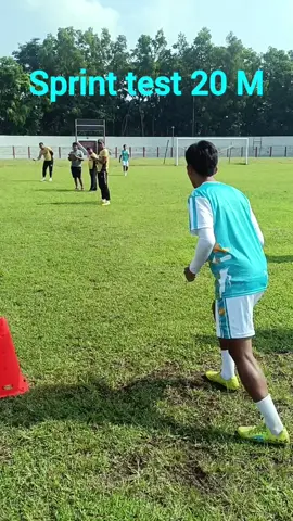 Physical test  Tes sprint 20 meter adalah tes kecepatan dengan prosedur lari sprint sejauh 20 meter secara maksimal, dengan waktu yang dicatat menggunakan stopwatch atau alat pencatat waktu elektronik. Tes ini sering digunakan dalam pengujian kebugaran dan olahraga sebagai prediktor kecepatan linear, tetapi keandalannya bergantung pada pelaksanaan prosedur yang benar, termasuk pemanasan yang memadai dan latihan start.  #football #Soccer #physicaltest #soccertiktok #fyp 