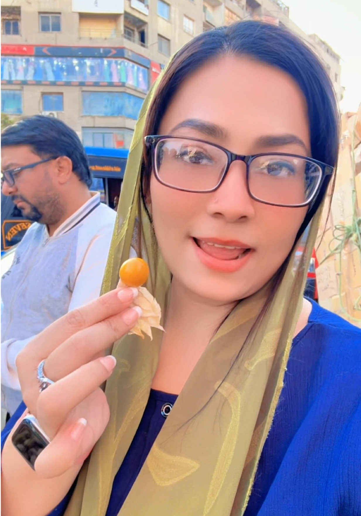 Which fruit is this? In Cairo Egypt 🇪🇬 #fizzasalah #dubaifoodiegirl #travelblogger #egypt #streetfood