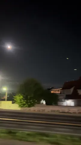 Según contaron los propios integrantes en entrevistas, la canción fue escrita en homenaje a un amigo muy cercano de la banda que falleció. Ese amigo era alguien muy querido dentro del grupo y su muerte los marcó profundamente. El tema habla desde la mirada espiritual y emocional de quienes sienten que esa persona todavía los acompaña de alguna forma, como una presencia invisible, un “fantasma” que los cuida y los observa desde otro plano. No se trata de algo terrorífico, sino de una especie de presencia protectora y afectuosa. Musicalmente, tiene ese clima melancólico y nostálgico, con un tono casi de despedida pero lleno de cariño. La letra refleja esa mezcla de dolor por la ausencia y consuelo por la sensación de que el vínculo no se rompe con la muerte. En resumen, “El fantasma” es un tributo a un amigo que ya no está físicamente, pero sigue presente en el corazón y la memoria de la banda.#árbol#elfantasmaarbol #canciones #cancionesparadedicar #cancionunica 