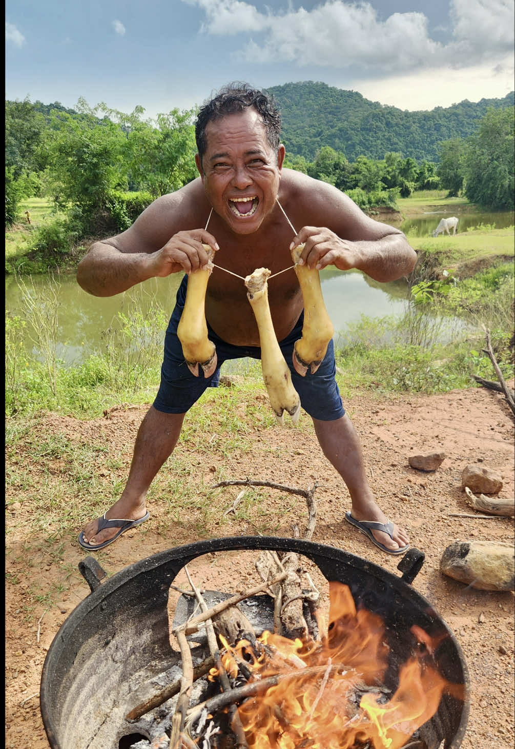 How to cook cow leg soup with chili sauce recipe #tiktokfood #crispy #cowleg 