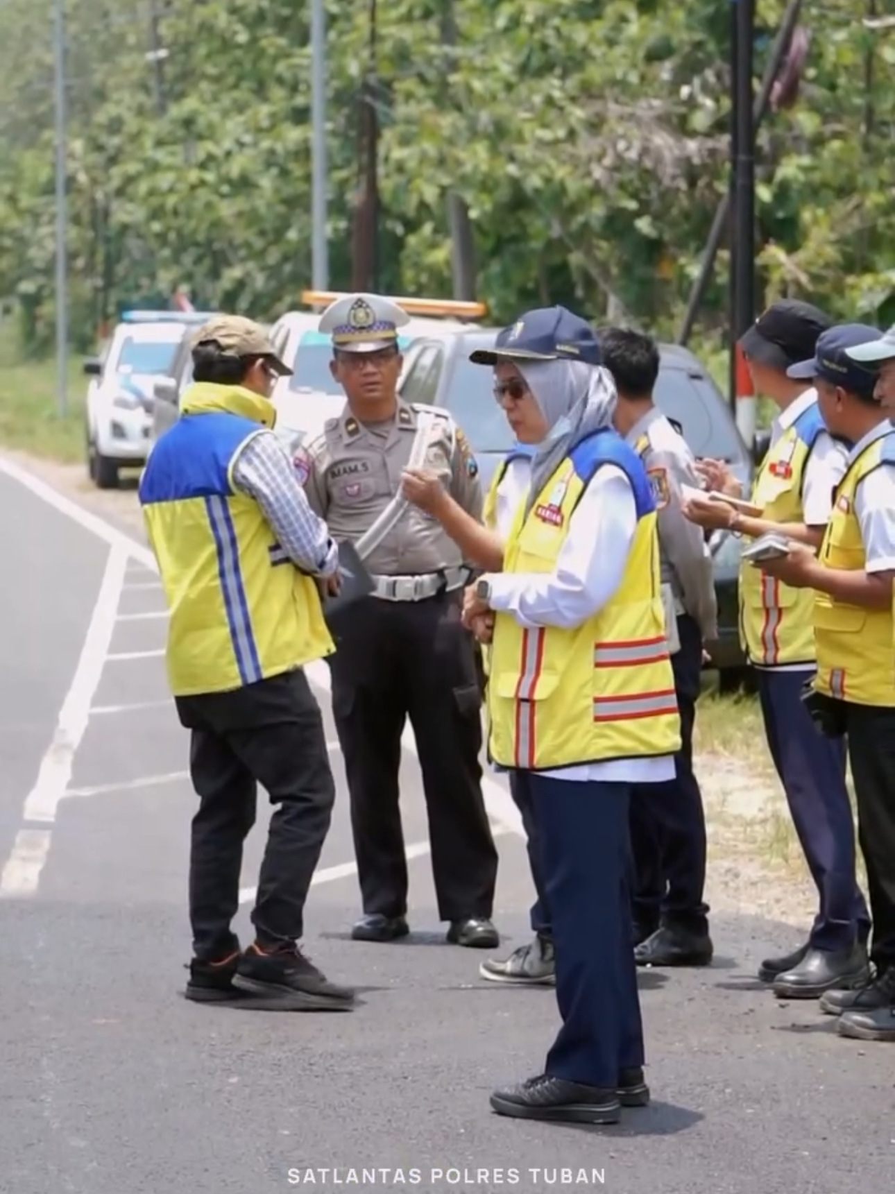 @lantaspolrestuban Satlantas Polres Tuban bersama BBPJN Jawa–Bali dan Dinas Perhubungan Kabupaten Tuban melaksanakan survei jalan untuk pemarkaan di jalur Pantura Tuban–Semarang. Langkah ini dilakukan untuk meningkatkan keselamatan dan kenyamanan pengguna jalan melalui penataan marka yang lebih jelas dan tertib, serta sebagai upaya antisipasi terjadinya kecelakaan lalu lintas di jalur rawan. Kerja bersama demi jalan yang aman, tertib, dan selamat untuk kita semua. #PolantasHadir #SatlantasPolresTuban #TubanAmanNyaman #PolriUntukMasyarakat