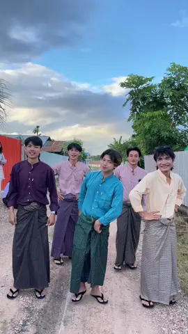 #အနောက်ကနှစ်ယောက်ကိုမေးပေးဥိး😁😆 
