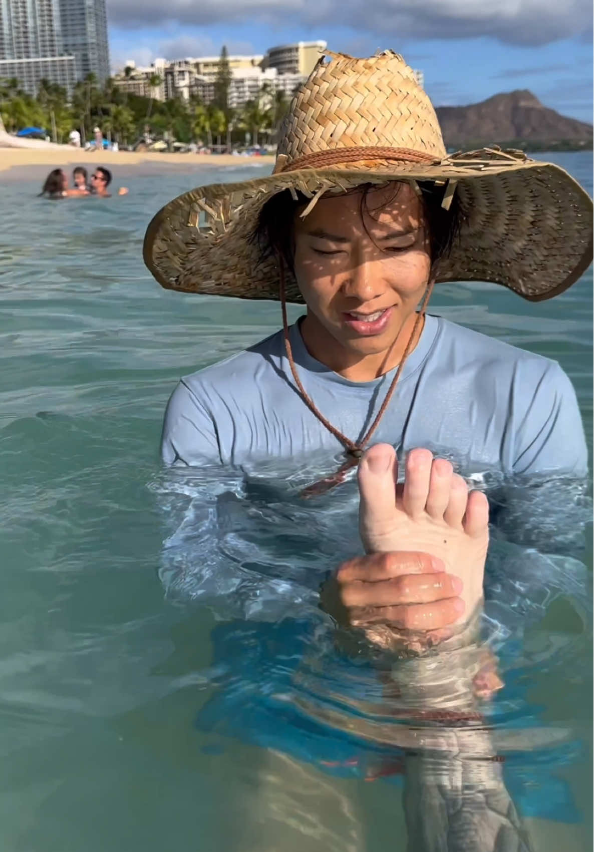 Massaged for big American man’s 13 inches feet🦶My feet massage is really great 🌺 #hawaii #waikiki #massage #massageinhawaii #massagetherapist 
