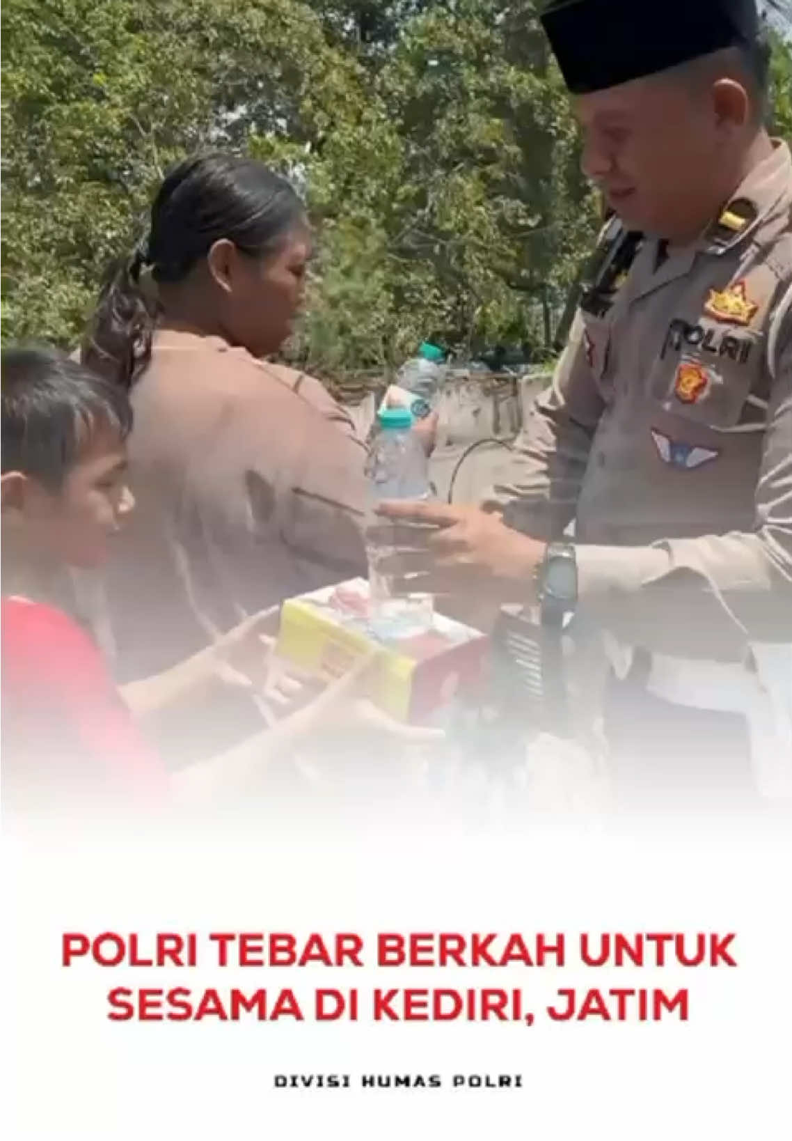 Polri melalui Satlantas Polres Kediri, Polda Jawa Timur (Jatim) melaksanakan kegiatan berbagi kepada masyarakat dengan membagikan nasi kotak dan air mineral gratis. Melalui aksi ini, Polri menunjukkan kepedulian dan kehadiran yang tulus untuk warga. Setiap langkah pengabdian diharapkan membawa manfaat dan keberkahan bagi semua. Karena berbagi adalah bahasa kebaikan yang paling sederhana.