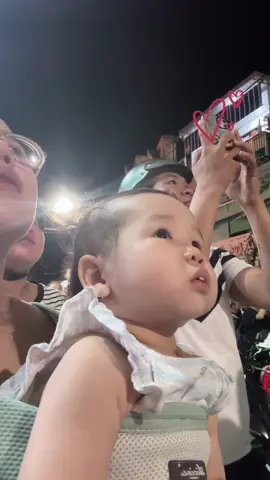 1 em bé 14m lần đầu xem pháo hoa ♥️♥️