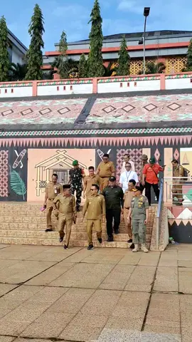 Bupati Morowali Utara Dr. dr. Delis Julkarson Hehi, MARS menyerahkan Surat Keputusan (SK) kepada 1.588 Pegawai Pemerintah dengan Perjanjian Kerja (PPPK) lingkup Pemda Morut tahap I formasi tahun 2024 di Pelataran Kantor Bupati pada Selasa, (07/10/2025). 
 Penyerahan SK PPPK ini disaksikan oleh Wakil Bupati Morowali Utara H. Djira K. S.Pd, M.Pd, Kapolres Morut AKBP Reza Khomeini S.I.K, Kajari Morut Mahmuddin SH. MH, Danramil 1311-03 Petasia Kapt. Inf. Amrul, Kepala Bank Sulteng Cabang Kolonoodale Muh. Halid, serta sejumlah Pejabat Eselon II dan III lingkup Pemda Morut.
 SK PPPK tahap pertama formasi tahun 2024 ini diserahkan kepada 1.410 tenaga teknis, 141 tenaga kesehatan dan 37 guru. #bupati #p3k #pppk #protokol #prokopim #morut #delisjulkarsonhehi #korpri #guru  #perawat 