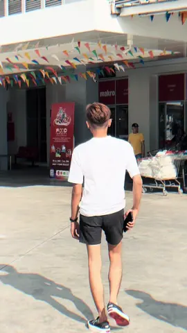 bukan dia yang beruntung , tapi aku yang harus bersyukur  kerana dipertemukan dengan perempuan yang baik seperti dia.