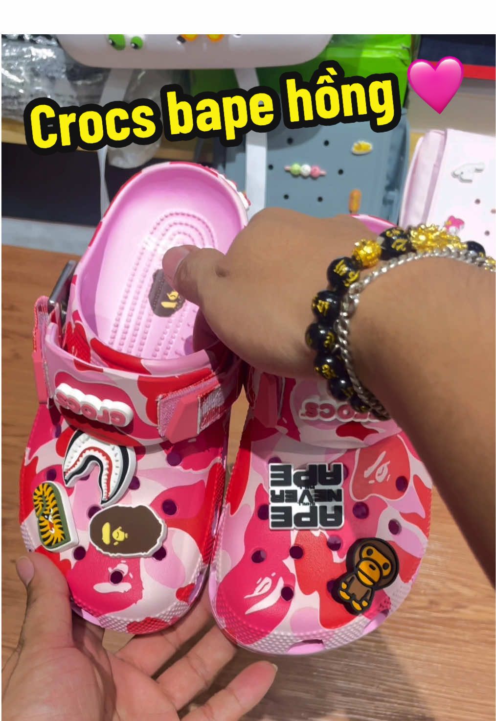 Review nhanh bape hồng bên shop 🐊💕#crocs #bape #crocsbape #xuhuong #trending 