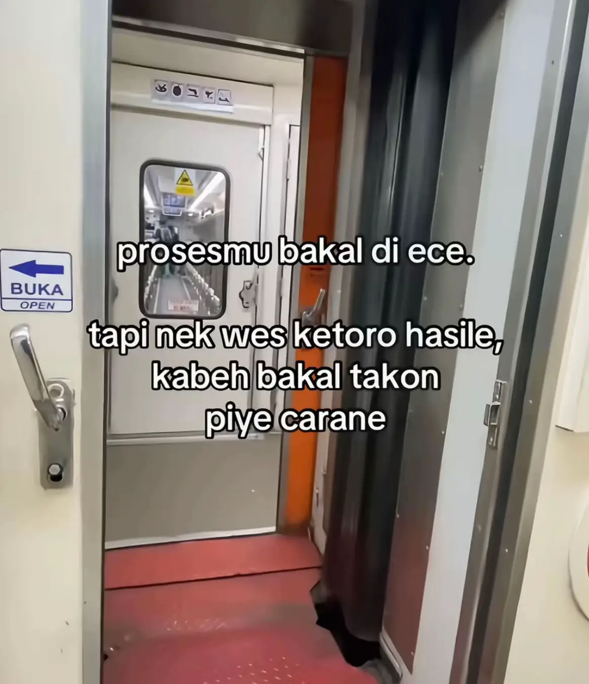 Cara Membuat Mie Ayam 1. Mie Ayam Sederhana Bahan-bahan: 500 gr mie telur 300 gr daging ayam 500 ml minyak ayam 4 siung bawang putih 4 siung bawang merah 1 sdt ketumbar 1 ruas jari kunyit 4 butir kemiri 1 ruas jari jahe 2 liter air rebusan daging ayam 1 sdt lada bubuk 1 sdt garam Tulang ayam secukupnya Cara membuat: Pertama, buat kuah kaldu mie ayam terlebih dahulu. Caranya denga merebus lagi air rebusan daging ayam ditambah dengan lada bubuk, garam, dan tulang ayam Untuk topping ayamnya, rebus ayam terlebih dahulu kemudian potong kecil-kecil atau potong halus Haluskan bumbu seperti bawang merah, bawang putih, ketumbar, kunyit, kemiri, dan jahe Panaskan minyak lalu tumis ayam dengan bumbu halus tadi sampai matang Tambahkan garam dan penyedap rasa secukupnya Setelah kuah mie ayam dan toppingnya jadi, rebus mie telur yang sudah disiapkan  Siapkan mangkuk saji lalu tambahkan 1 minyak ayam dan 1 sdt merica Masukkan mie yang sudah matang ke dalam mangkuk saji lalu aduk rata sampai mie tercampur dengan minyak ayam  Tambahkan topping ayam dan juga kuah ayam Mie ayam sederhana siap disajikan