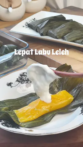 Sedap sangat lepat labu ni rasa lemak tak manis sangat, lembut gedik2 memang puas hati..  Sekali sekala kena buat juga kuih tradisional macam ni untuk anak2 rasa biar diorang kenal kuih muih orang lama..  *Boleh letak kelapa parut di bahgian tengah lepat.. Saya tak suka letak kelapa saya suka makan dengan kuah santan..  #lepatlabu #kuihtradisional #kuihmuih #roomcircletwd #yanaariey 