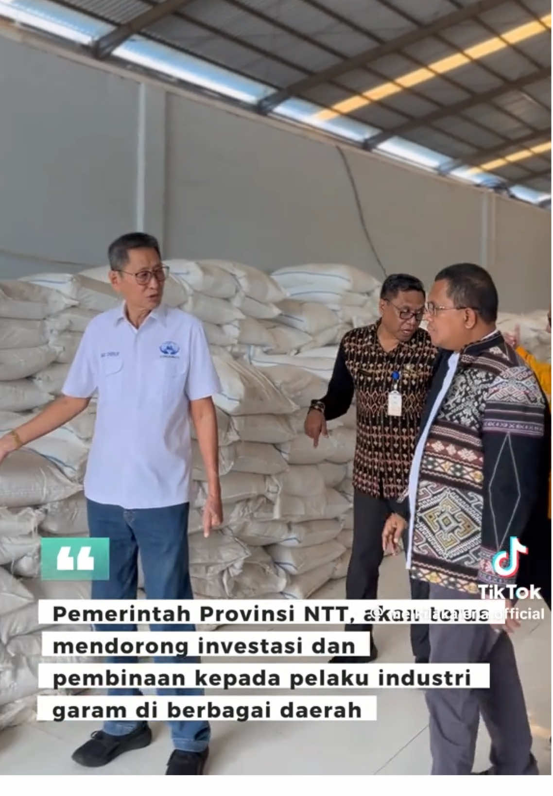 Kabar bangga dari bumi NTT! 🔥 Lihat nih, Bapak Gubernur kita, Bapak Melki Laka Lena, langsung meninjau pabrik Garam Anak Timor di Kabupaten Kupang! Ini bukan sekadar garam, ini kebanggaan NTT! Kami bangga sekali menerima kunjungan langsung Bapak Gubernur di Pabrik Garam Waebelo. Kunjungan ini memastikan bahwa proses produksi kami berjalan sesuai standar, dari gudang bahan baku hingga pengecekan mutu di laboratorium. Dukungan penuh dari Pemerintah Provinsi NTT membuktikan bahwa Garam Anak Timor adalah produk yang serius, berkualitas, dan patut kamu pilih! Jangan ragu lagi. Garam yang kamu gunakan setiap hari sudah melewati pengawasan ketat, berkualitas tinggi, dan berstandar mutu! Saatnya kita bangga dan dukung produk lokal yang sudah terjamin mutunya! Yuk, tunjukkan dukunganmu! Segera ganti garam di dapurmu dengan Garam Anak Timor! Cari kami di toko-toko terdekat. Bersama kita majukan produk lokal NTT ke kancah global! #GaramAnakTimor #KebanggaanNTT #MelkiLakaLena #GubernurNTT #GaramWaebelo  Credit: Repost dari TikTok @melkiilakalena.official.
