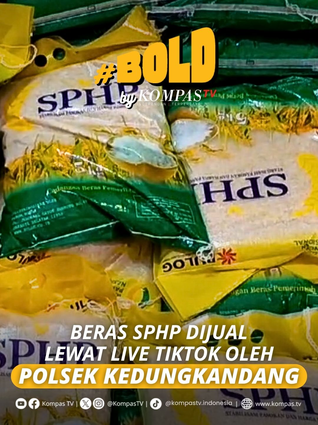 Polisi di Malang jual beras SPHP lewat live TikTok, lho! Polsek Kedungkandang menyalurkan 15 ton beras SPHP ke masyarakat lewat siaran langsung di media sosial pada Senin, 6 Oktober 2025. Selama live, petugas yang jadi host terlihat aktif berinteraksi dengan penonton. Menurut Plh Kapolsek Kedungkandang, cara ini dinilai bisa membuat penyaluran beras SPHP lebih maksimal. Satu karung beras lima kilogram dijual seharga Rp56 ribu. Bahkan, pembelinya nggak cuma dari Kedungkandang aja, tapi juga dari berbagai daerah lain yang datang langsung ke polsek setelah tahu dari live TikTok. Inovatif banget ya cara jualannya! Kalau di daerahmu, penyaluran beras SPHP gimana? Aman jaya? Simak video selengkapnya dan dapatkan berita terkini lainnya di www.kompas.tv serta youtube.com/kompastv #BOLDKompasTV #TikTokBerita