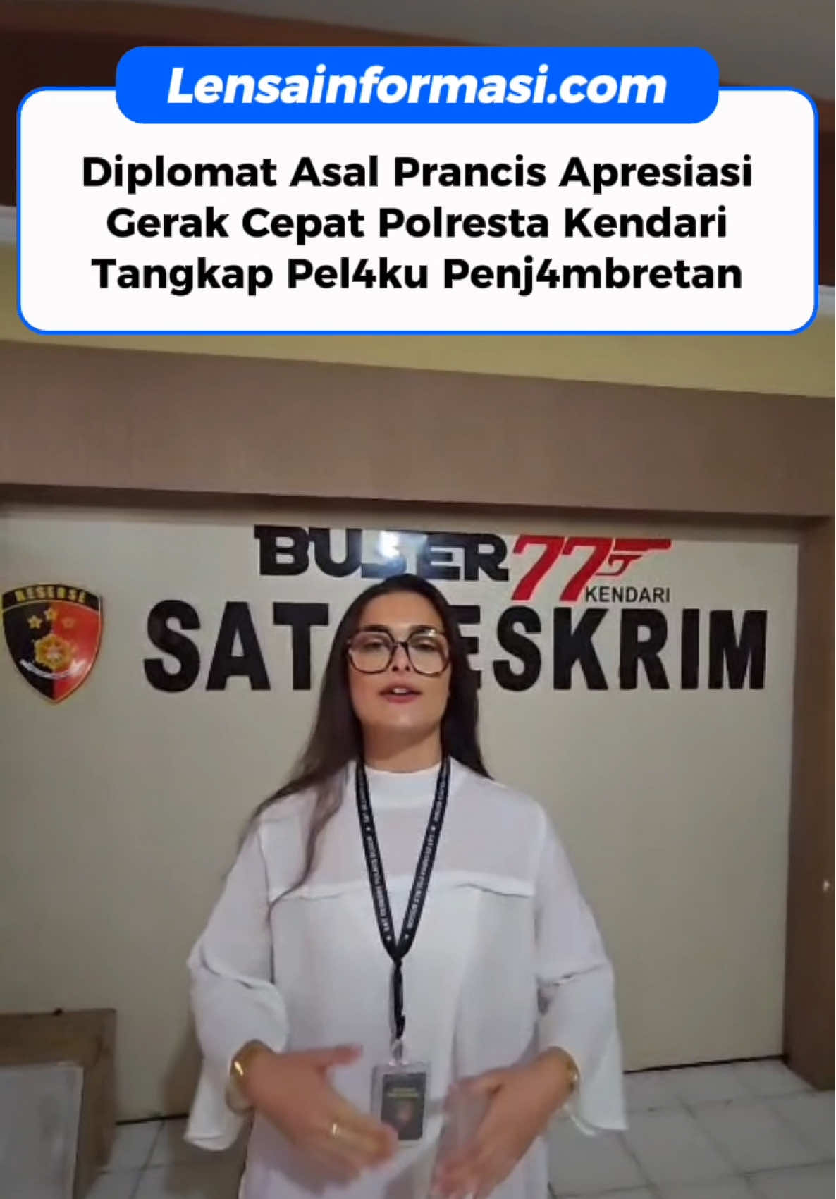 KENDARI – Elsa, seorang diplomat asal Prancis yang berdomisili di kawasan Kadia, Kota Kendari, menyampaikan apresiasi dan ucapan terima kasih kepada jajaran Polresta Kendari atas keberhasilan menangkap dua pelaku penjambretan yang menimpa dirinya beberapa waktu lalu. Dalam pernyataannya, Elsa mengaku lega dan bersyukur atas kerja cepat pihak kepolisian, khususnya Kapolresta Kendari dan Tim Buser 77 Satreskrim Polresta Kendari, yang telah berhasil mengungkap kasus tersebut dalam waktu singkat. “Saya ingin berterima kasih kepada Bapak Kapolresta Kendari dan Buser 77 Satreskrim Polresta Kendari serta seluruh jajaran kepolisian karena telah bekerja keras mencari dan menangkap pelaku penjambretan barang saya,” ujar Elsa, Senin (6/10/2025). Elsa juga mengingatkan masyarakat untuk senantiasa waspada dan menjaga keamanan diri saat beraktivitas di luar rumah.  Ia berharap masyarakat bersama aparat dapat terus mewujudkan Kendari sebagai kota yang aman dan nyaman bagi semua. “Saya mengajak semua orang untuk tetap berhati-hati dan membantu menjaga keamanan agar Kendari menjadi tempat yang aman dan nyaman untuk semua,” tambahnya. Selain itu, Elsa turut menyampaikan pesannya kepada masyarakat internasional agar tidak khawatir untuk berkunjung ke Kota Kendari. “Saya juga berpesan kepada orang-orang di luar negeri untuk tidak takut datang ke Kendari. Ini kota yang indah dan masyarakatnya ramah,” tutupnya. Untuk diketahui, Elsa menjadi korban penjambretan pada 21 September 2025 di Jalan Budi Utomo, Kelurahan Kadia, Kecamatan Kadia, Kota Kendari.  Satreskrim Polresta Kendari di bawah kepemimpinan AKP Welliwanto Malau  @malau45 kemudian berhasil menangkap dua pelaku berinisial YS (23) dan HI (44) yang kini telah ditahan dan dijerat Pasal 365 KUHP tentang pencurian dengan kekerasan dengan ancaman maksimal 9 tahun penjara. #polrestakendari #kendari #sulawesitenggara #diplomat #prancis 