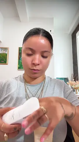 Hybrid Clay-Gel Mask: Features a unique blend combining the purifying properties of kaolin clay with gentle exfoliating properties of yulmu seed powder. Instant Pore Blurring: Delivers significant smoothing effect reducing the appearance of pores immediately after application. Oil and Hydration Balance: Employs a triple-layer moisture system that replenishes lipids while maintaining control over oil production. Sebum Control & Soothing: Effectively controls sebum production and soothes inflammation and sensitivity for comfortable skin. Skin-Safe, Gentle Formula: Dermatologically tested with a 0.00 irritation result, making it suitable for sensitive skin. Soothing Ingredients: Incorporates calming madecassoside and cooling effects to offer relief to irritated skin. #skincare #porecare #smoothskin #rejuvenation #fypシ 