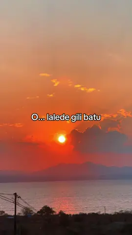 Lagu ‘kutotang sia’ ciptaan lies cm, ku tari sia no bosan. #laguviral #sumbawa #vibes #sunsest #fyp 