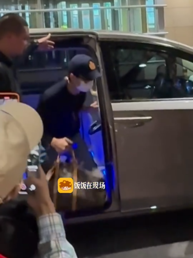 Sehun hari ini udah mau pulang ke Korea lagi~ have a safe flight 🧡 #sehun #ohsehun #exo #fyp #xyzbca 