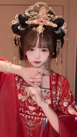 上海に来たら絶対体験すべき｜夢のような漢服体験！ 上海に来たら、夜景や豫園の観光だけじゃなく、ぜひ一度「漢服体験」をしてみてください！ 私は「知名儿妆造坊」で美しい漢服に着替えて、**流行りのインフルエンサーメイク（网红妆）**と撮影までしてもらいました。まるで中国の時代劇に入り込んだ気分～📸✨ ✅ 漢服の種類が豊富 ✔️ ✅ プロのヘアメイク＆インフルエンサースタイル ✔️ ✅ 写真がとても映える ✔️ ✅ カップル・友達同士・ソロ旅行にぴったり ✔️ 📸 ここで使用している写真・映像はすべて実際のお客様のもので、許可をいただいた上で掲載しています。リアルな雰囲気をぜひご参考にしてください。 📍住所：上海市黄浦区 侯家路18-2 📩 予約・お問い合わせ ➤ WeChat：zhiminger333 #上海旅行 #漢服体験 #上海観光 #Hanfu #旅行フォト #豫園 #知名兒妝造坊 #知名儿妆造坊 #上海豫園 #インフルエンサーメイク #ワンホン体験