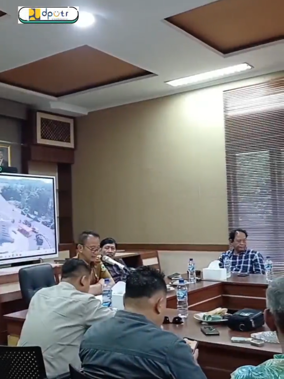 📌 Kunjungan Kerja Komisi D DPRD Kabupaten Tulungagung, Jawa Timur Hari ini Dinas PUTR Kabupaten Kuningan menerima kunjungan dari Komisi D DPRD Kabupaten Tulungagung. 🤝 Kunjungan ini membahas pentingnya transparansi dan akuntabilitas dalam tahap penataan ruang, sebagai upaya bersama mewujudkan tata ruang yang berkeadilan, berkelanjutan, dan bermanfaat bagi masyarakat. Semoga sinergi dan tukar pengalaman ini dapat menjadi bekal untuk semakin memperkuat pembangunan daerah yang terarah serta memberikan manfaat nyata bagi masyarakat. #KuninganMelesat #Transparansi #Akuntabilitas #PenataanRuang