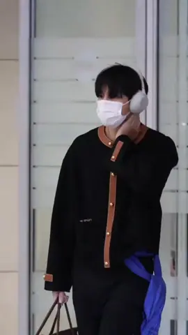 Taehyung has arrived back in Korea after a successful Paris Fashion week . #Taehyung #taehyungairport #welcomehometaehyung #kimtaehyung 