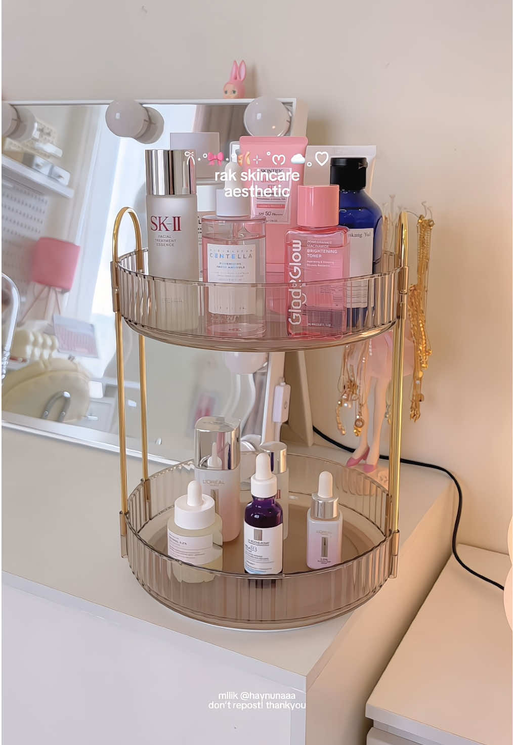 “Skincare corner aku sekarang kelihatan lebih rapi dan mewah 🧴✨ Rak skincare gold ini bisa diputar, jadi setiap ambil produk tuh berasa effortless banget 🤍 #RakSkincare #AestheticRoom #SkincareOrganizer #GoldVibes #TikTokShopFinds