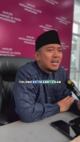 ✨ Jaga Lisan, Tetap Elegan ✨ Kelas sejati bukan dilihat dari pakaian, harta, atau jabatan — tapi dari caramu berbicara. Orang berkelas gak perlu meninggikan suara untuk didengar, cukup dengan adab dan ketenangan, orang akan hormat tanpa diminta. 📖 “Tidaklah seseorang mengucapkan satu kata yang diridhai Allah, kecuali Allah mengangkat derajatnya karenanya…” (HR. Bukhari) Karena kadang, satu kalimat bisa menaikkan derajatmu di sisi Allah, atau justru menjatuhkan kehormatanmu di hadapan manusia. 🕊️ Berbicaralah dengan elegan — seperti air yang jernih, menenangkan, tapi tetap punya kekuatan. ~ Ustadz Irfan Rizki Haas