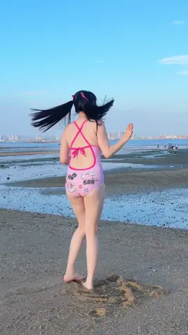 潮風が髪をなびかせ、足元に寄せては返す波がリズムを刻む。太陽が海平線に近づく夕暮れ時、思いきり身体を解放して踊る。音楽は耳に届き、心は海の広さに包まれ、その瞬間だけを、全力で感じていた。風の歌、波の伴奏、そして自分の鼓動が一つになる不思議な調和 —— これが海辺での踊りがもたらす、最高の贈り物だ。
 #海辺のダンス #潮風と踊る #夕暮れの瞬間 #海が好き #自然との調和 
 
