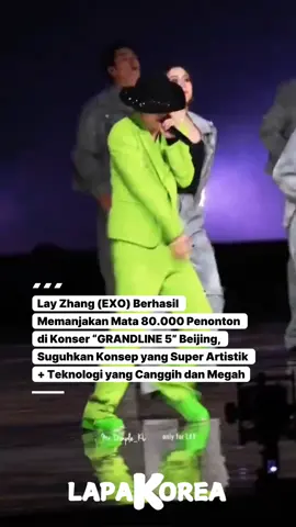 2025 Lay Zhang “GRANDLINE 5. Monkey King Rocking the Heavenly Palace” tour berakhir dengan sukses. Lay Zhang (EXO) sukses memanjakan mata penggemar dengan konsep konser yang penuh artistik dan teknologi yang super megah. Memberikan pengalaman yang luar biasa. Di pembuka konser “GRANDLINE 5”, Lay Zhang langsung menyuguhkan panggung dengan gulungan panjang yang penuh lukisan. Lukisan itu tampak seperti aneka khas yang penuh dengan makna dalam sejarah Tiongkok.  Tidak hanga itu, Lay Zhang juga sempat tampil dengan traktor besar, mengumpulkan dancer berbakat untuk menghiasi panggung. Juga dengan berani terbang keliling Stadion Nasional Bird’s Nest, ditambah membuat pertunjukan barongsai di depan 80.000 penonton yang hadir. Bukan kaleng-kaleng, ternyata orang di balik seluruh kemegahan konsep dan teknologi di konser Lay Zhang ini adalah Zhang Yimou. Zhang Yimou ini merupakan mantan direktur Olimpiade Beijing tahun 2008 & 2022.  Konser Lay Zhang ini makin membekas di hati fans karena salah satu rekan grupnya, Sehun, ikut hadir. Lay Zhang bahkan menyanyikan lagu spesial untuk Sehun. Menyanyikan lagu “Miracles in December EXO” versi China.  #lay #layzhang #sehun #exo 